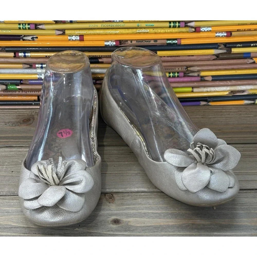 B.O.C. Born Emalia Flower Flats Women 7.5 Gold Excellent